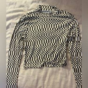 Turtleneck cropped pattern shirt